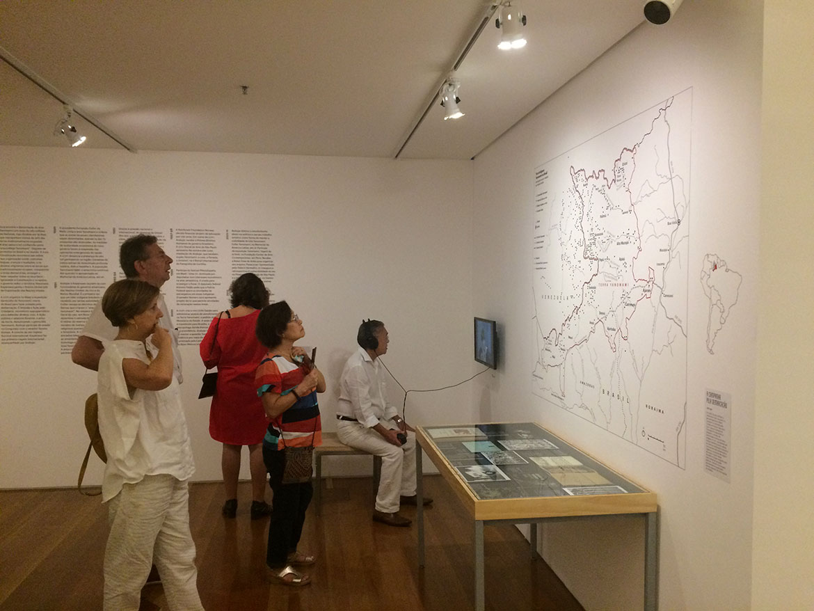 Visitantes observam o mapa da terra Indígena Yanomami