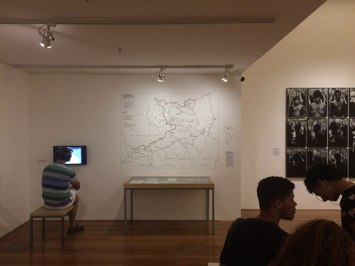Mapa da Terra Indígena Yanomami iluminada na parede da exposição